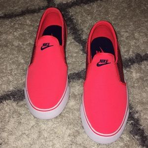 NWOT Women’s Nike Toki Slip On Canvas Shoes